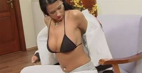 Morena francesa se masturba con un dildo