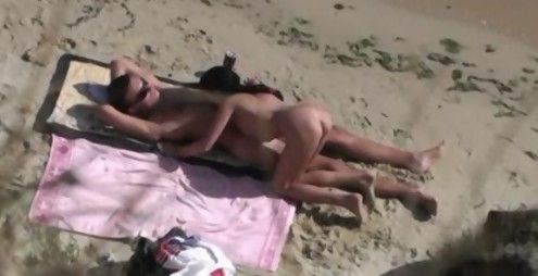 Camara voyeur grabando a una pareja follando en la playa